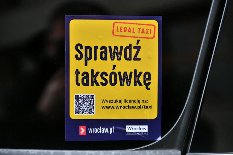 Kod QR do zeskanowania zawierający licencję na przewóz osób - oto nowy pomysł wrocławskiego magistratu na walkę z nieuczciwymi taksówkarzami. Naklejki