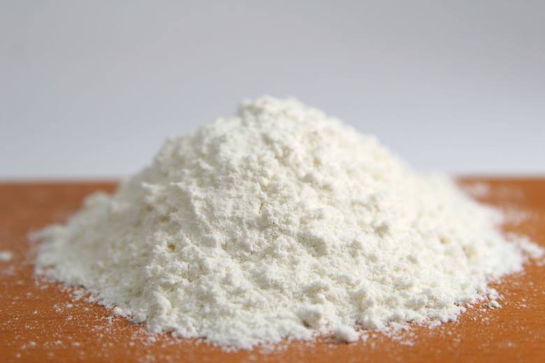 Jaka mąka do naleśników? Najlepiej tortowa (pszenna) niższego typu, czyli 400, 450 i 500.