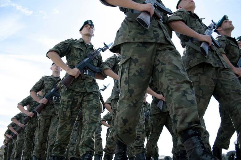 Polskie wojsko powołuje rezerwistów na ćwiczenia - czy w tej roli sprawdzą się także wspierane przez MON organizacje paramilitarne?