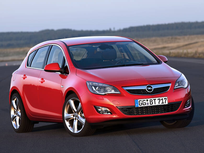 Opel Astra (2009 - 2012) hatchbackAstra czwartej generacji mocno odeszła wyglądem i techniką od swoich poprzedników. Na rynku wtórnym jest jednym z ciekawszych