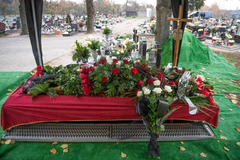 Pogrzeb odbył się w poniedziałek na niewielkim cmentarzu na poznańskiej Starołęce, gdzie wcześniej pochowano krewnych zmarłego arcybiskupa.