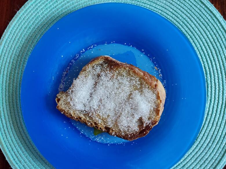 Kromki chleba posmarowane masłem lub margaryną, podsmażane na patelni, a potem posypywane cukrem były domowym przysmakiem. Takim domowym fast foodem