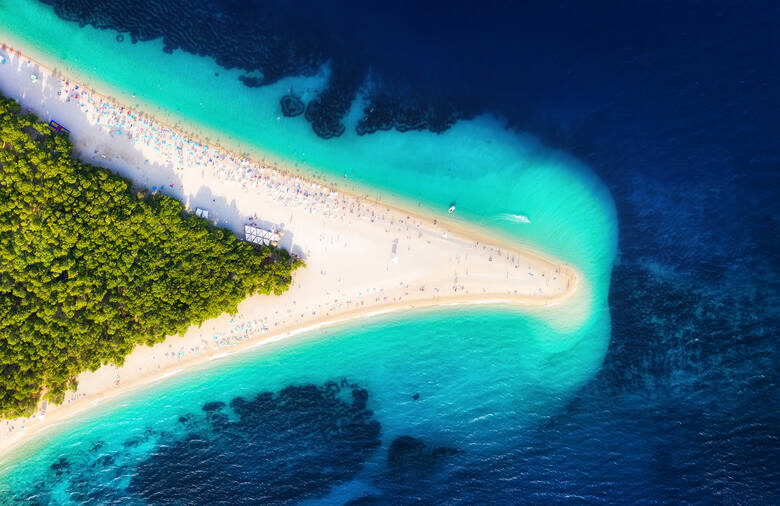 Plaża Zlatni Rat na wyspie Brac w Chorwacji