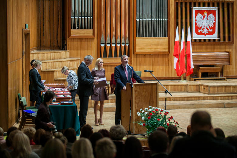 W Filharmonii Pomorskiej w Bydgoszczy odbyła się uroczystość, podczas której odznaczono i uhonorowano nauczycieli oraz innych pracowników oświaty z okazji zbliżającego się Dnia Edukacji Narodowej.