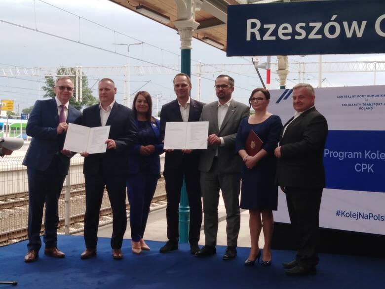 W piątek, 25 czerwca spółka Centralny Port Komunikacyjny podpisała w Rzeszowie umowę na prace przygotowawcze dla nowej linii kolejowej: Rzeszów - Łę