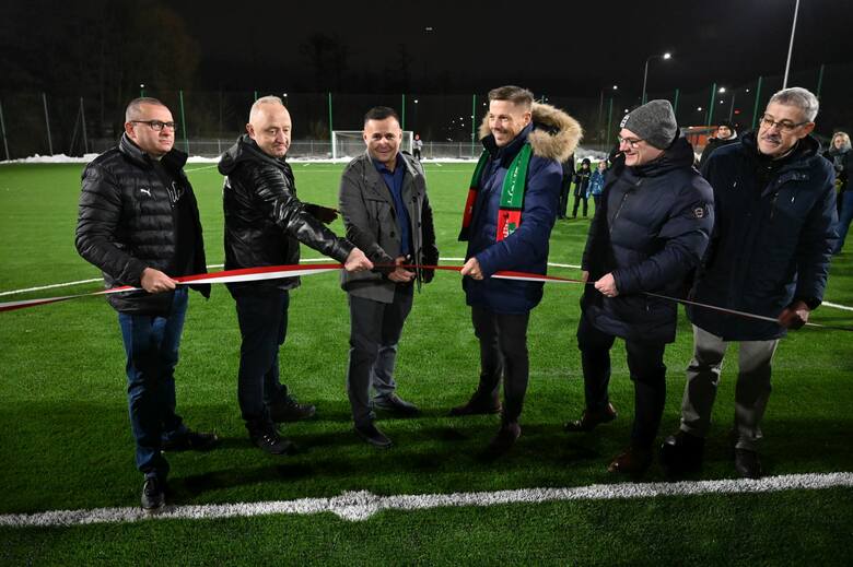 Uroczyste otwarcie nowoczesnego boiska Orląt Kielce i świąteczne spotkanie młodych piłkarzy, ich rodziców i trenerów. Zobacz zdjęcia