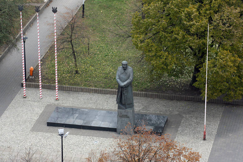 Pomnik Józefa Piłsudskiego przed Łódzkim Domem Kultury 