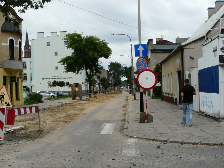   Przy skrzyżowaniu z ul. Skłodowskiej stoją znaki zakazu wjazdu. 