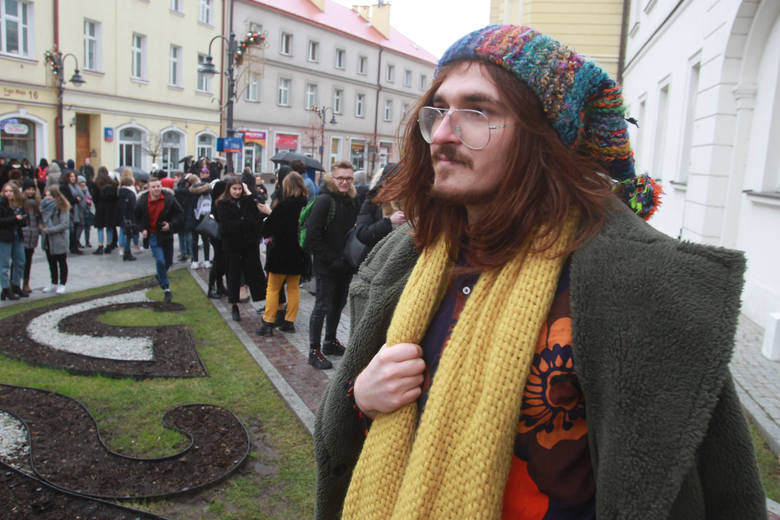 Protest licealistów z I LO w Rzeszowie: Będą nam dyktować, jak mamy się ubierać? 