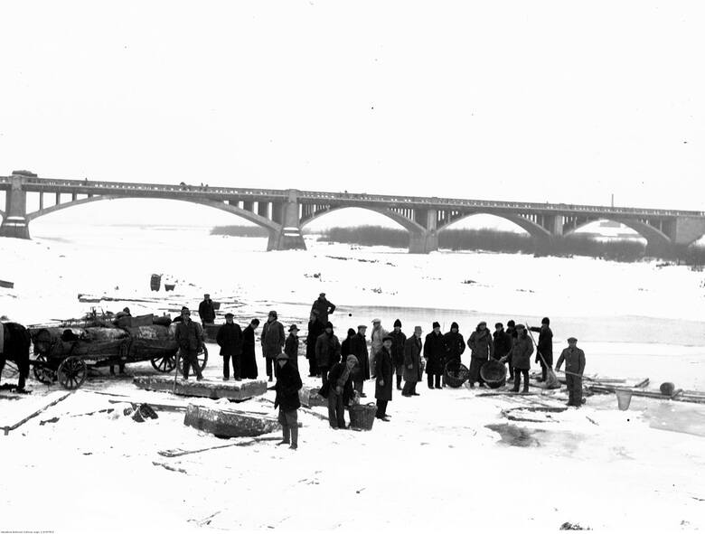 Widok na most od strony północnej z lat 30. ub. wieku. Poniżej znajdował się targ rybny