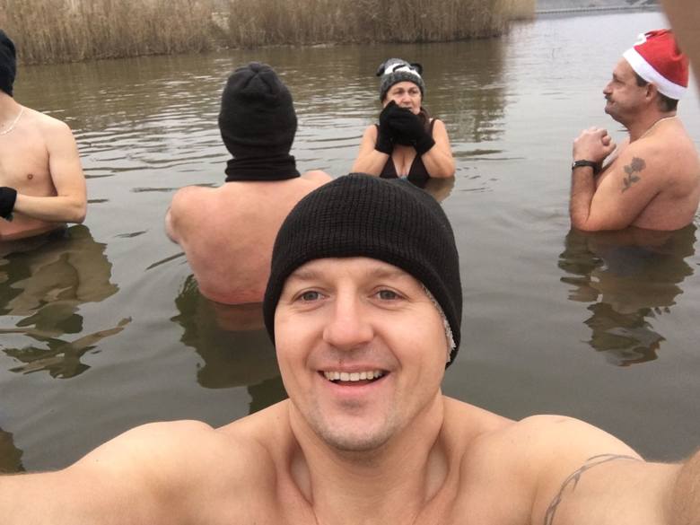 Grupa opolan, z którą od trzech lat morsuje Tomasz Suchan, zażywała ostatnio lodowatej kąpieli w opolskiej kamionce Silesia.