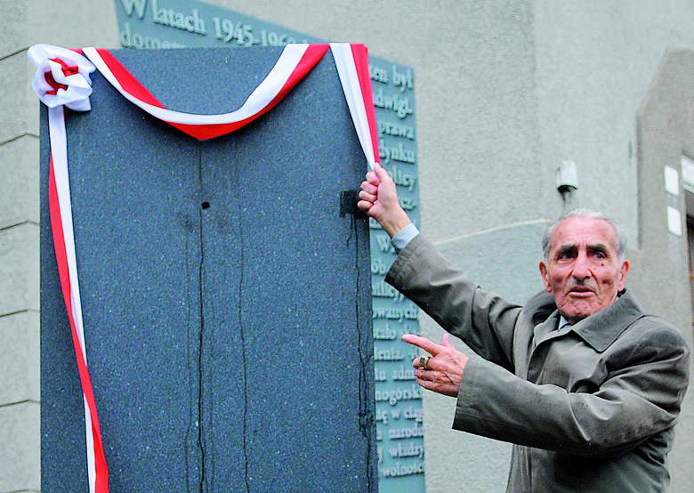 W 2010 roku, w 50. rocznicę odsłonięto pomnik znajdujący się przy filharmonii. Na zdjęciu Krzysztof Donabidowicz