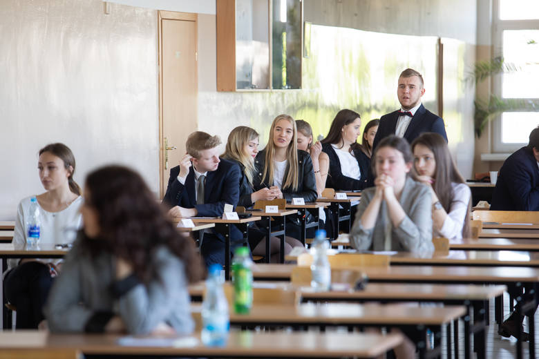 W poniedziałek (6 maja) w całej Polsce odbyły się egzaminy maturalne z języka polskiego. Nasi fotoreporterzy towarzyszyli dzisiaj bydgoskim maturzystom. Zobaczcie zdjęcia z VIII LO w Bydgoszczy na kilka minut przed rozpoczęciem matury z języka polskiego. 