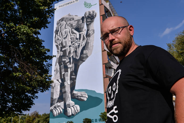 Marcin Budziński przed jednym ze swoich murali
