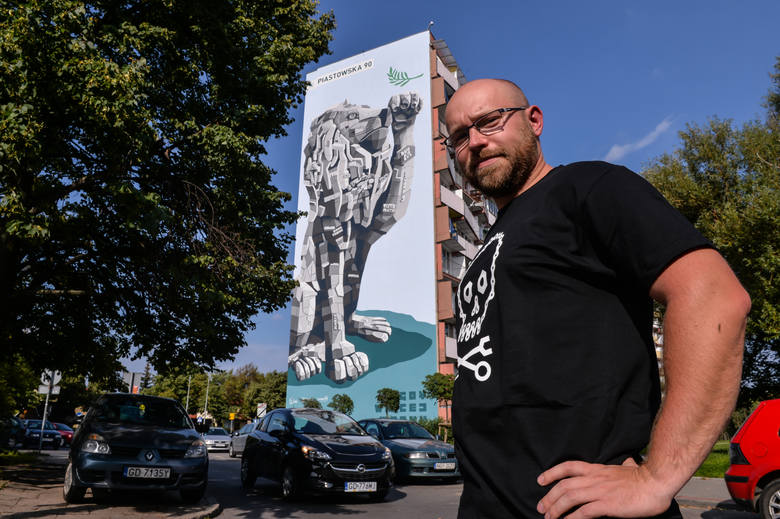 Marcin Budziński przed jednym ze swoich murali
