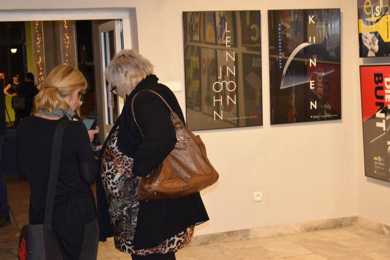 W piątek, 25 stycznia w galerii BWA odbył się wernisaż wystawy plakatu Sławomira Iwańskiego. Autor wystawy jest absolwentem grafiki i malarstwa w PWSSP w Łodzi, dziś znanej jako Akademia Sztuk Pięknych im. Władysława Strzemińskiego w Łodzi.