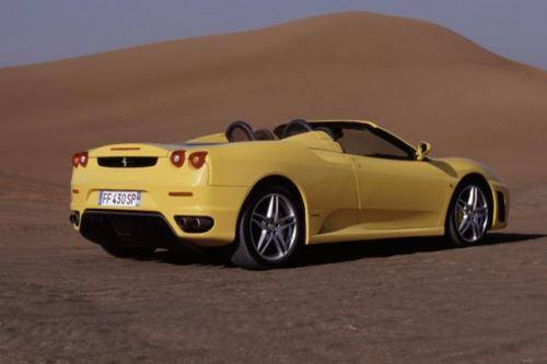 Fot. Ferrari: Najnowszy model Ferrari z silnikiem 4,3 l/490 KM osiąga „sętkę” w niewiele ponad 4 sekundy.