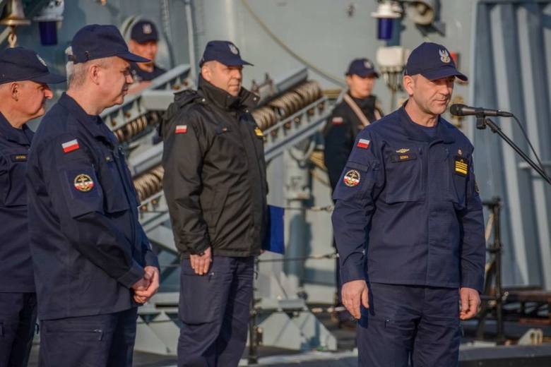 Komandor Wojciech Sowa jest absolwentem Wydziału Nawigacji i Uzbrojenia Okrętowego Akademii Marynarki Wojennej w Gdyni.