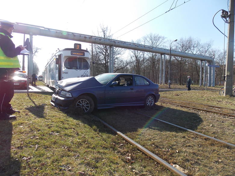 Wypadek na przejeździe tramwajowym na ul. Dowgielewiczowej <br /> 