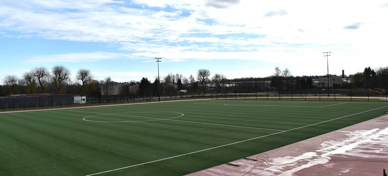 Gotowa jest już murawa boiska piłkarskiego o wymiarach 100 na 64 m ze sztuczną nawierzchnią. Płyta jest oświetlona