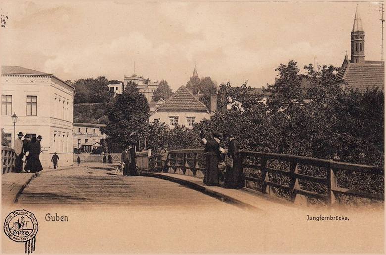 Most na Lubszy przy wjeździe na ulicę Piastowską, na wzgórzu kościół parafii pw. Trójcy Św.