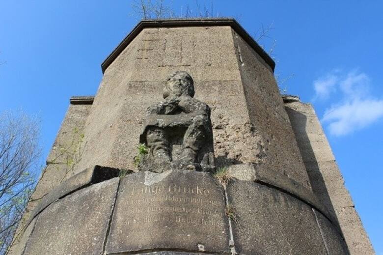 Na odnalezioną rzeźbę z Długiego Mostu w Zasiekach sikają psy. To kicz i popelina!-grzmią regionaliści