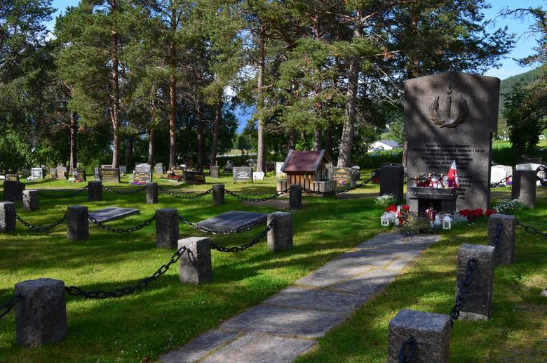 Hakvik, cmentarz na którym leżą polscy żołnierze polegli w bitwie o Narwik.