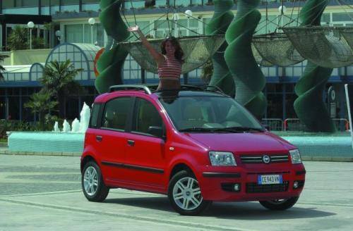 Fot. Fiat: Fiat Panda to miejskie auto o długości 354 cm. rozwiązania konstrukcyjne są zbliżone do Dacii.