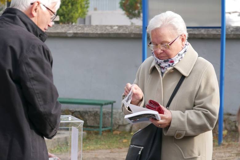 Osoby, które zdecydowały się wesprzeć kwestę mogły otrzymać książkę autorstwa Krzysztofa Boryczki "Leśna Nekropolia" o kozienickim