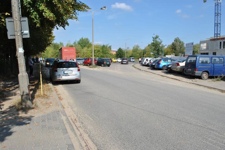 Sytuacja parkingowa przed szpitalem od lat budzi kontrowersje: jest za mało miejsc parkingowych, więc kierowcy stawiają auta na poboczach  mimo znaków zakazu