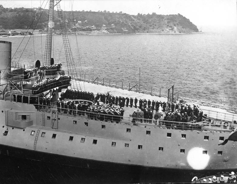 15 sierpnia 1928 r. na pokładzie ORP „Bałtyk”, w święto Wojska Polskiego, odbyła się pierwsza na tym okręcie promocja podchorążych z Torunia