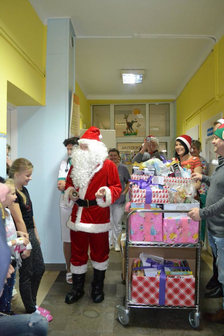 Święty Mikołaj odwiedził małych i dużych pacjentów łowickiego szpitala [ZDJĘCIA]