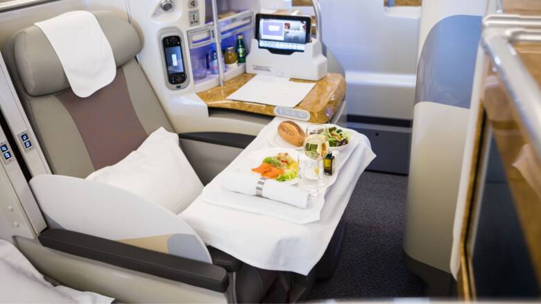 Klasa biznes w samolocie airbus a380 linii Emirates
