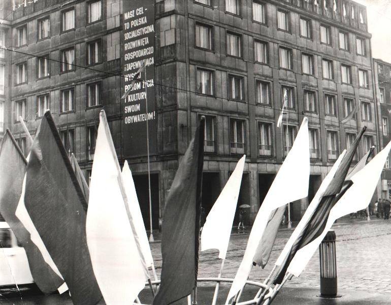 Święto Pracy zwłaszcza w okresie PRL-u obchodzono bardzo hucznie także w Poznaniu, chociaż w naszej galerii znajdziecie także zdjęcia nawet sprzed wojny. Autorami zdjęć są fotoreporterzy poznańskich dzienników. <br /> <br />   