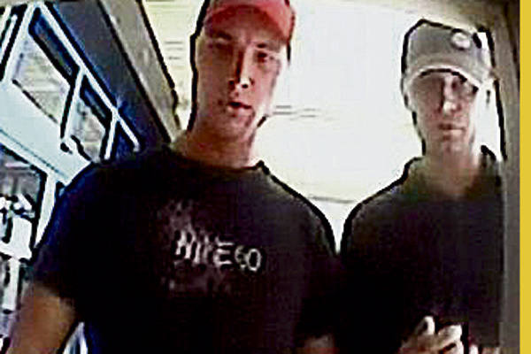 Tych dwóch złodziei zarejestrowała kamera bankomatowa, gdy próbowali wypłacić pieniądze tuż po napadzie.