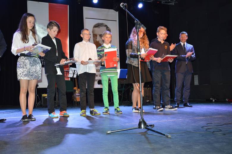 Oświatowa gala na zakończenie roku szkolnego w Łowiczu [GALERIA]