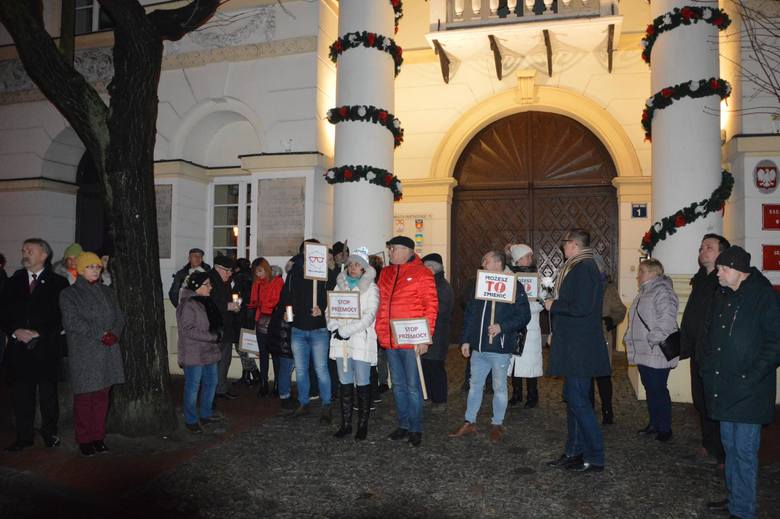 Milczący happening "Stop przemocy" w Łowiczu [ZDJĘCIA]