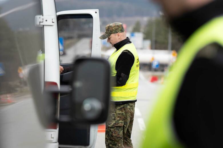 Strażnicy Graniczni wspierani przez policjantów oraz żołnierzy skontrolowali przy granicy ze Słowacją ok. 89 tys. osób