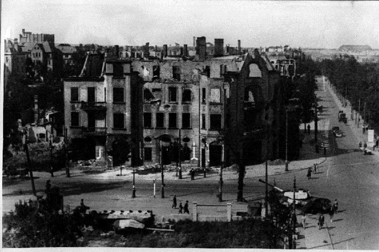 Jeden z ciekawszych widoków Poznania z 1945 roku. Spojrzenie na miejsce, gdzie obecnie stoi hotel Mercure i biegnącą z prawej strony ulicę Roosevelta. Ciekawostką, choć mroczną są zniszczone czołgi w pobliżu Kaponiery.<br /> Zdjęcie z archiwum MKZ<br /> <br /> [b]Więcej na:<br />...