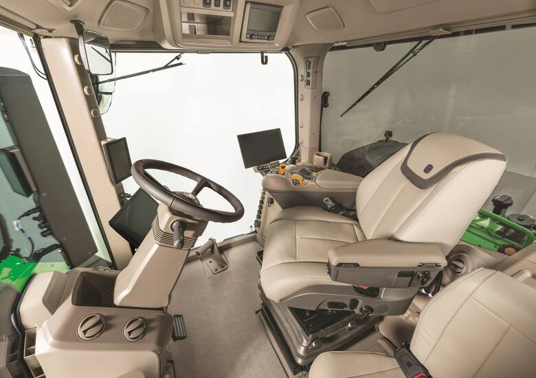 Nowa kabina ma podnieść komfort pracy operatora ciągnika.