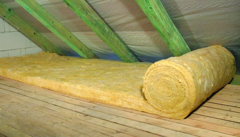 Do ocieplania stropu na poddaszu najczęściej używa się wełny mineralnej.