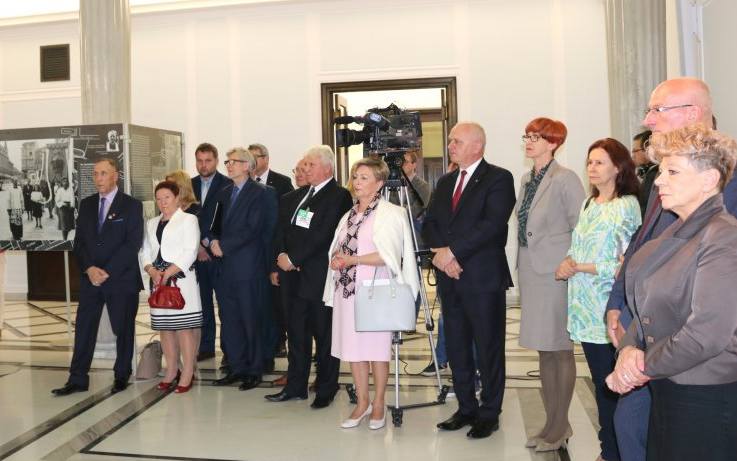 Uroczystszemu otwarciu wystawy przewodniczył Marszałek Sejmu Rzeczypospolitej Polskiej Marek Kuchciński