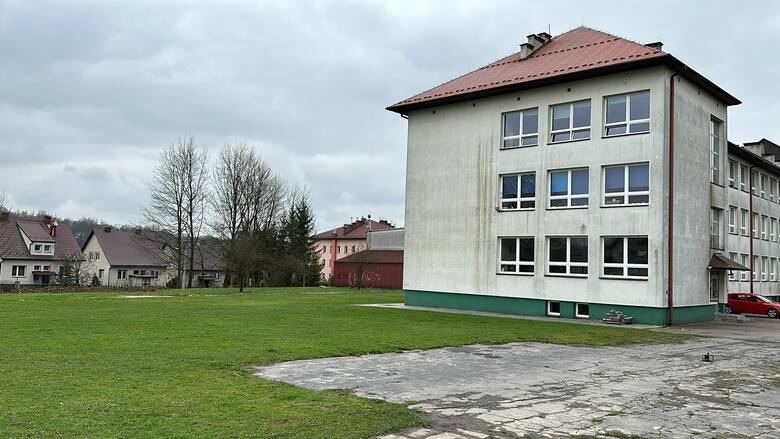 Nowa hala sportowa powstanie w tym miejscu przy Szkole Podstawowej im. św. Jana Kantego w Łapanowie
