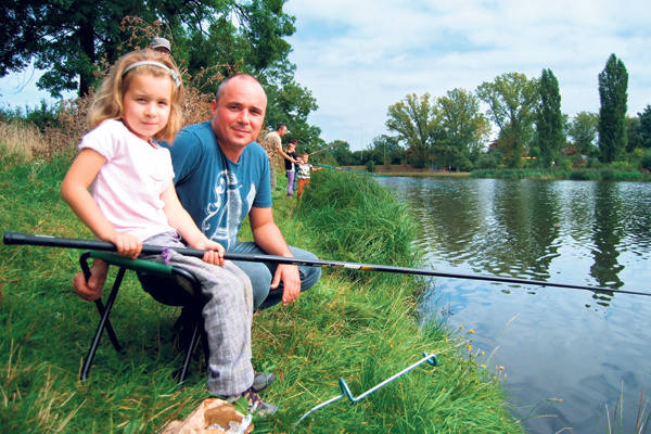 Arkadiusz Buchalski bardzo lubi łowić ryby nie tylko z żoną Patrycją, ale również z córkami -11-letnią Paulinką i 6-letnią Agatką.  