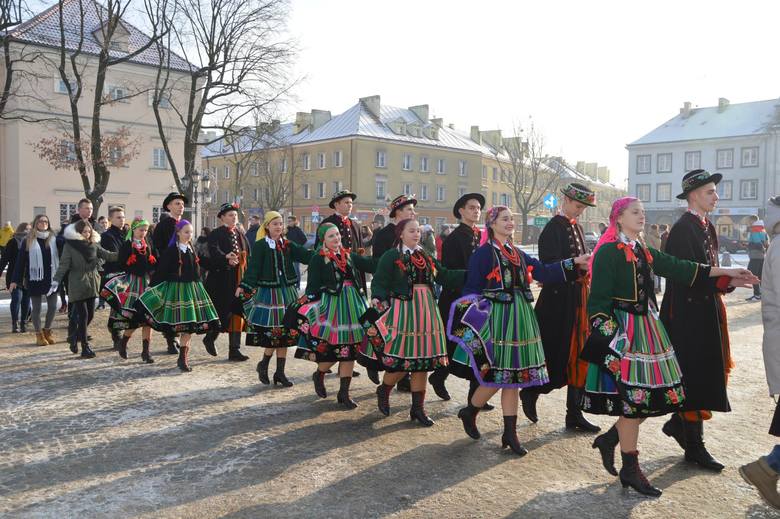 Maturzyści ze szkół średnich powiatu łowickiego zatańczą poloneza na Starym Rynku [ZDJĘCIA]