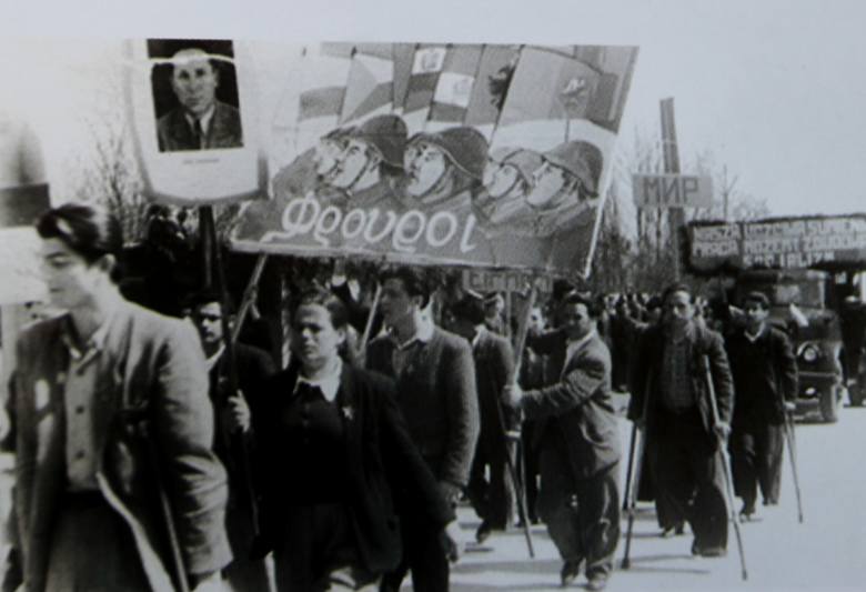 Rok 1950, święto 1 Maja i podobne hasła jak w całym bloku państw socjalistycznych prócz tego greckiego napisu 