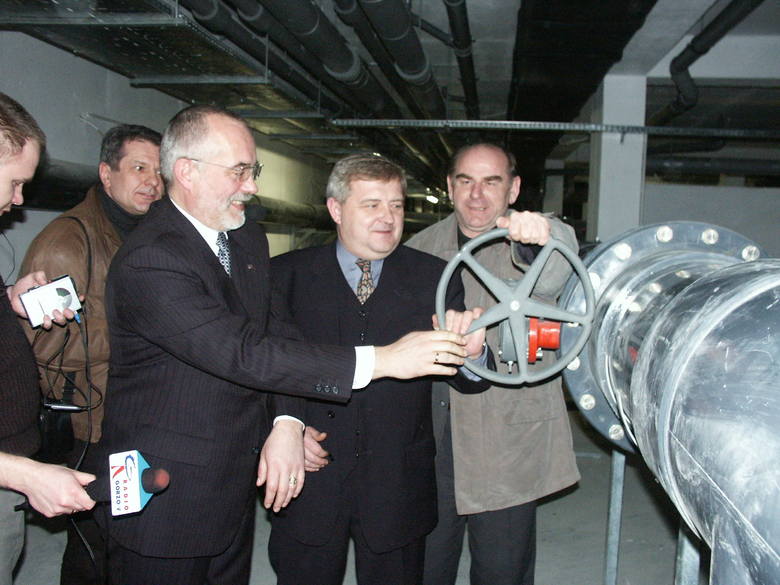 13 marca 2002 r. Ówczesny wojewoda Andrzej Korski wraz z prezydentem Tadueszem Jędrzejczakiem oraz radnym Janem Kaczanowskim uroczyście odkręcają zawór z wodą, która chwilę potem zaczęła napełniać basen przy ul. Słowiańskiej<br /> 