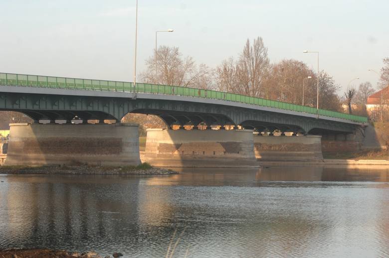 Wody Polskie chcą podnieść most na Warcie, aby usprawnić pracę lodołamaczy.  
