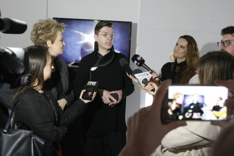 Eksponaty na wystawę pochodzą z kolekcji Adama Leja (pośrodku na zdjęciu). W konferencji wzięła udział Hanna Zdanowska, prezydent Łodzi oraz Marta Kowalewska, kurator wystawy. 