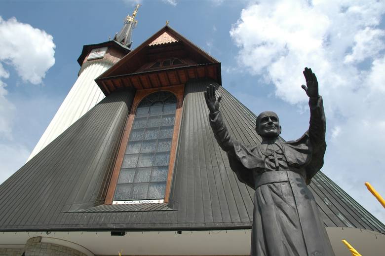  Przed świątynią stoi pomnik papieża Jana Pawła II